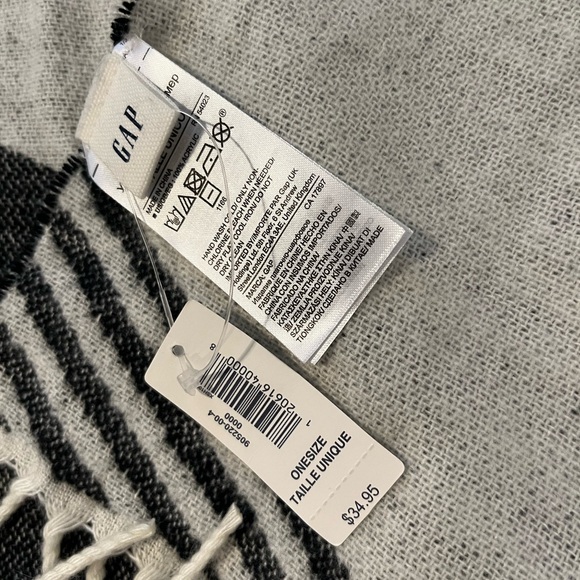 NWT-GAP NEW WITH TAGS SOFT SCARF - Picture 3 of 3